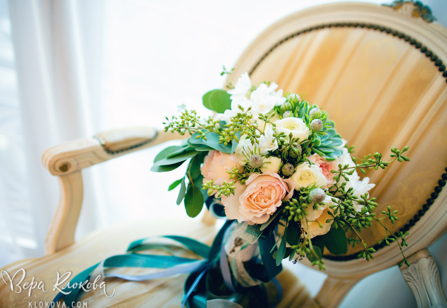 букет невесты с сукулентами/свадебная съемка в студии/ невеста в свадебном платье из хлопка с цветочным рисунком