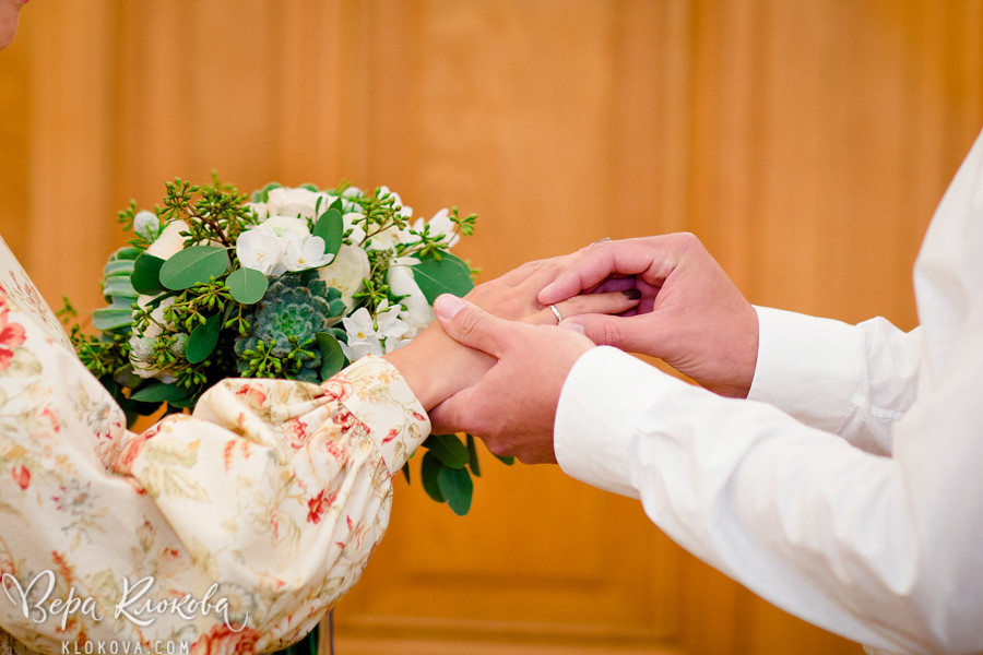 свадебная съемка в студии / невеста в свадебном платье из хлопка с цветочным рисунком