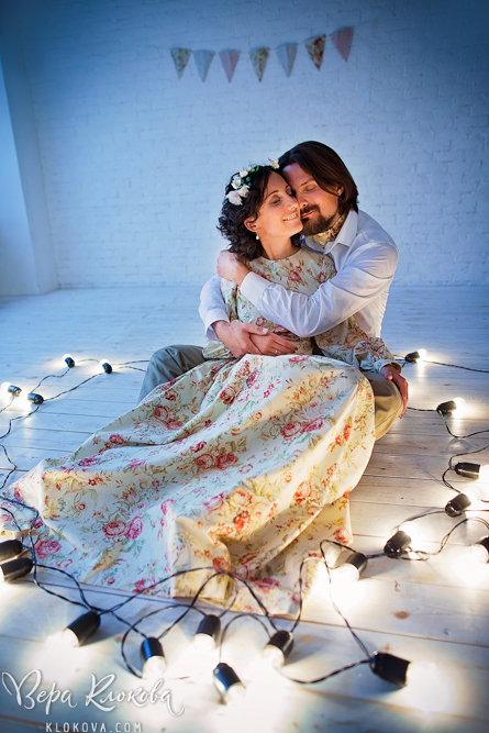 свадебная съемка в студии с лампами-фонариками / невеста в свадебном платье из хлопка с цветочным рисунком
