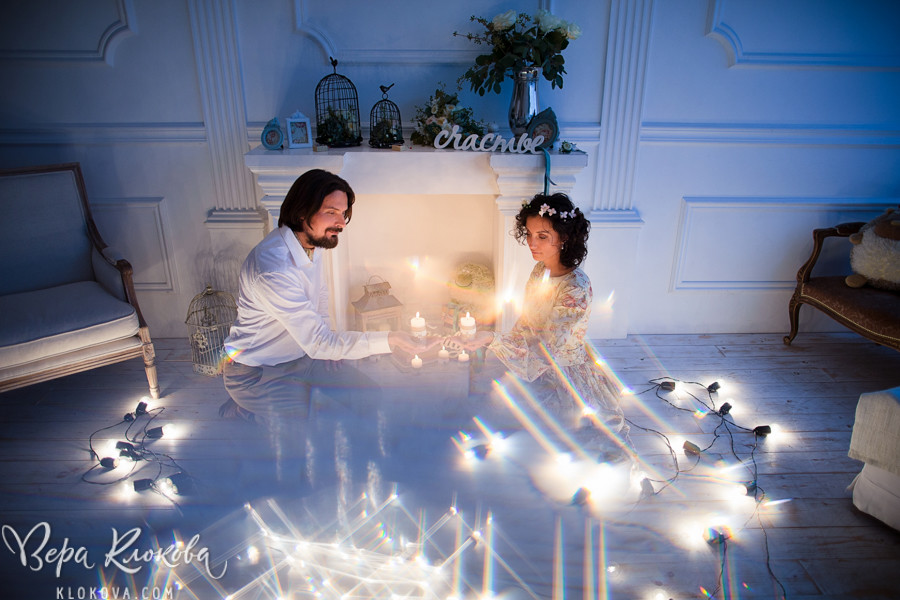 свадебная съемка в студии с лампами-фонариками / невеста в свадебном платье из хлопка с цветочным рисунком