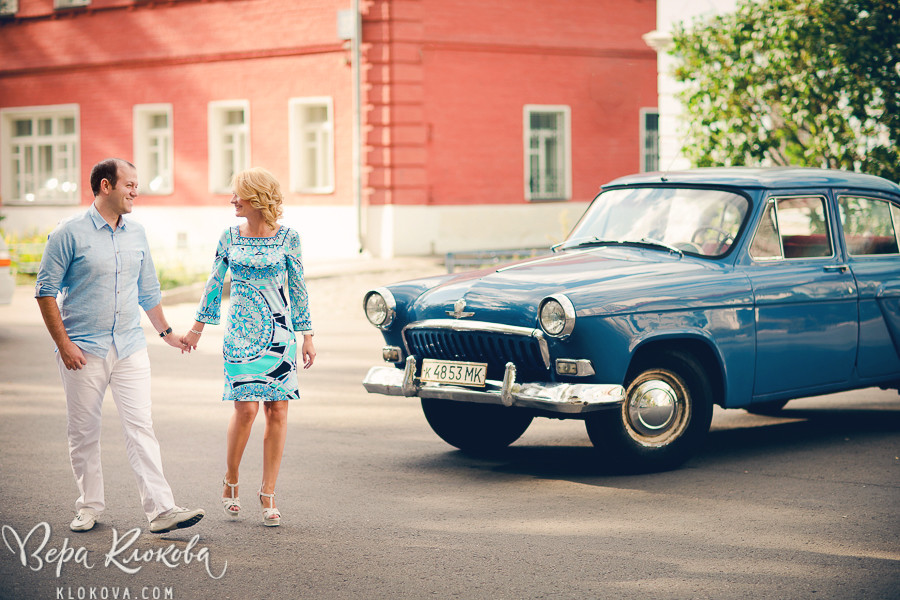 engagement photosession / предсвадебная фотосессия / ретро автомобиль в Москве / живые эмоции